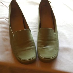 Size 8 1/2 lime green Anne Klein flat loafers